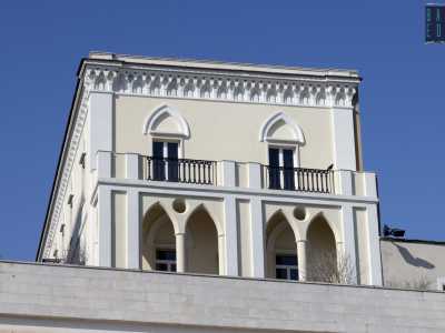 ...: pare la torre maestra di un castello le cui �mura� sono composte dalle strutture che lo circondano
